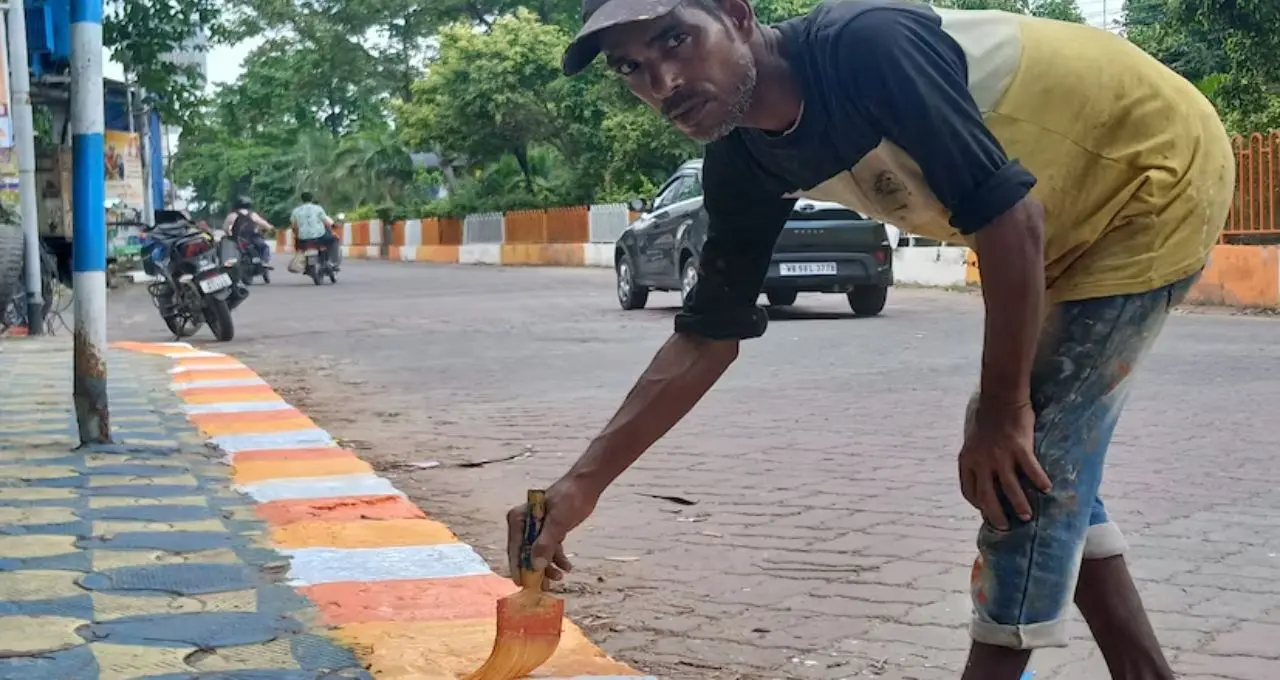 হাওড়ায় বদলে যাচ্ছে শহরের রং! নীল-সাদার জায়গায় কমলা-হলুদ-সাদা, সৌন্দর্যায়নের নতুন অধ্যায়
