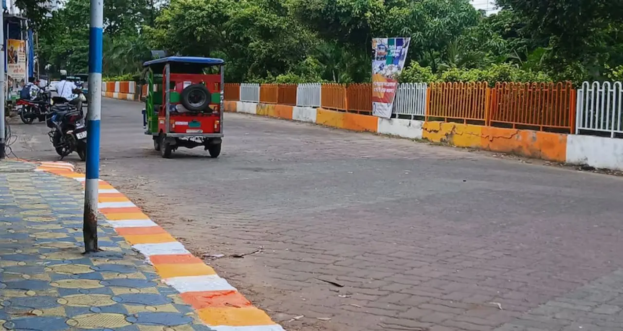 হাওড়ায় বদলে যাচ্ছে শহরের রং! নীল-সাদার জায়গায় কমলা-হলুদ-সাদা, সৌন্দর্যায়নের নতুন অধ্যায়
