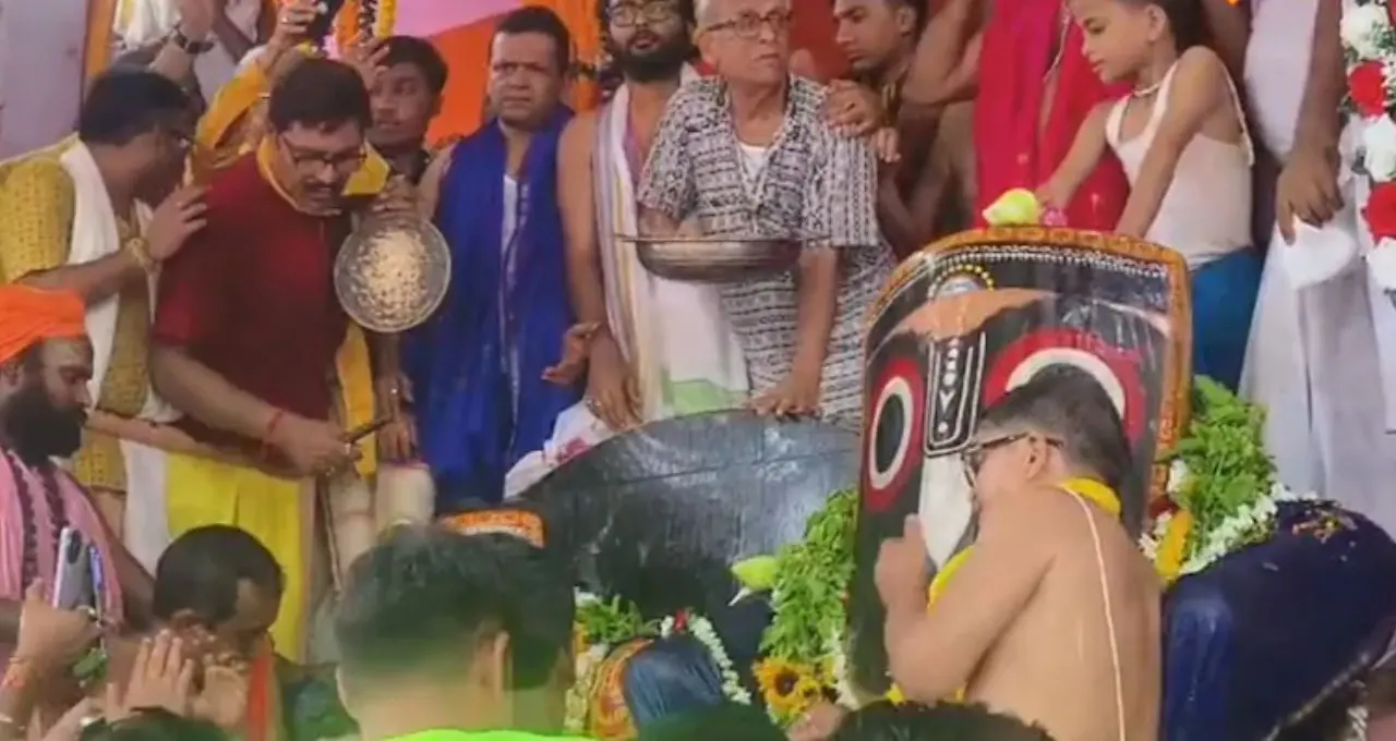 ৬৩০ বছরের ঐতিহ্যে মাহেশে জগন্নাথের মহাস্নান, ২৮ ঘড়া গঙ্গাজল ও দেড় মণ দুধে সম্পন্ন স্নানযাত্রা, শুরু অনবসর পর্ব
