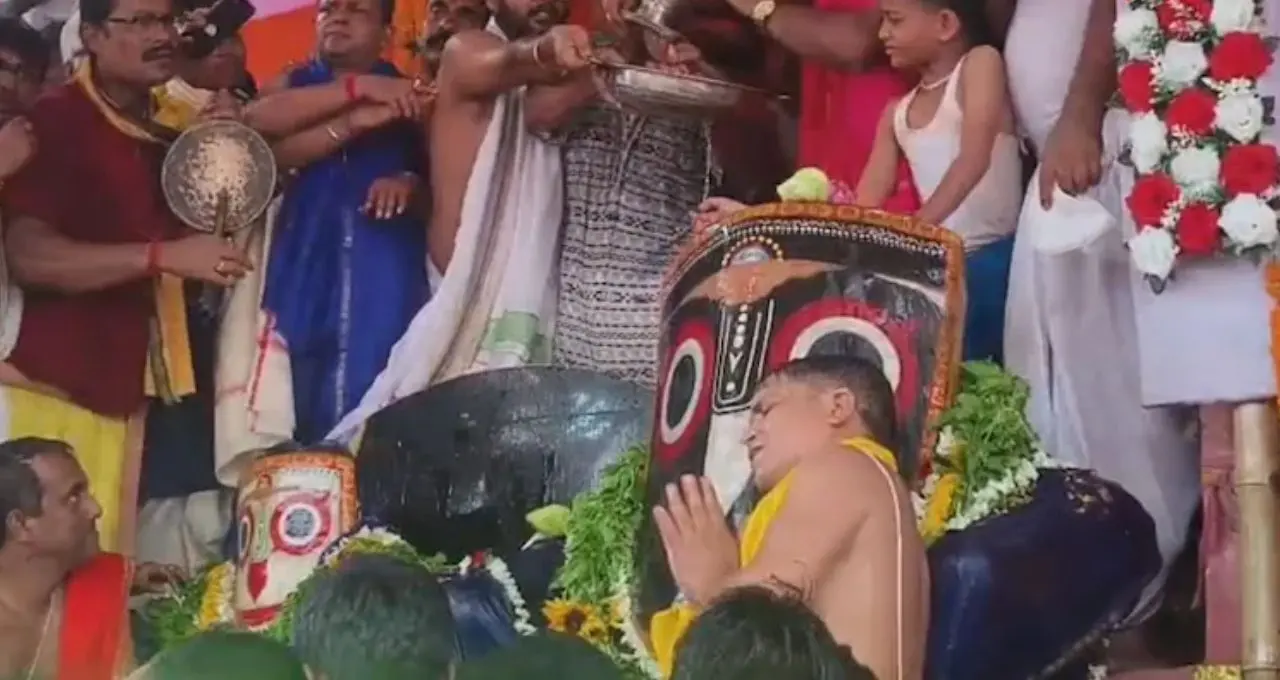 ৬৩০ বছরের ঐতিহ্যে মাহেশে জগন্নাথের মহাস্নান, ২৮ ঘড়া গঙ্গাজল ও দেড় মণ দুধে সম্পন্ন স্নানযাত্রা, শুরু অনবসর পর্ব
