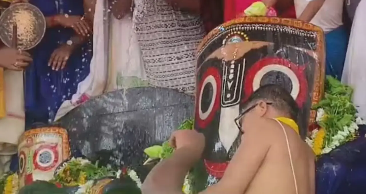 ৬৩০ বছরের ঐতিহ্যে মাহেশে জগন্নাথের মহাস্নান, ২৮ ঘড়া গঙ্গাজল ও দেড় মণ দুধে সম্পন্ন স্নানযাত্রা, শুরু অনবসর পর্ব
