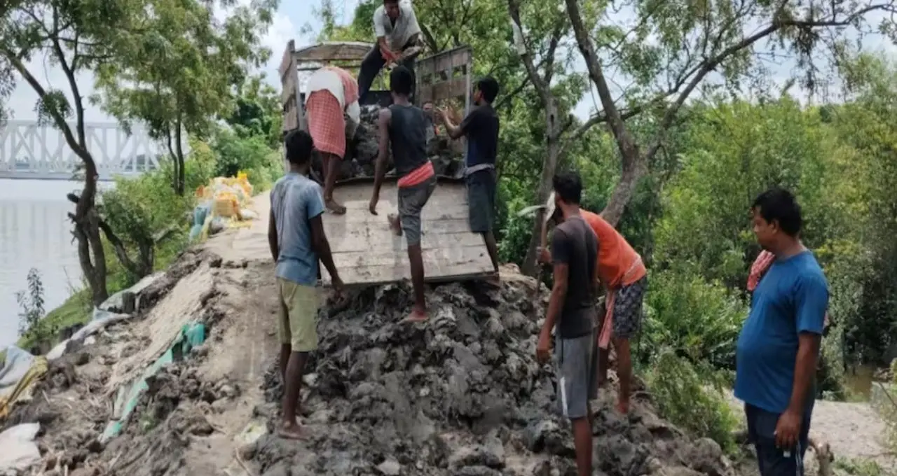 বর্ষার আগেই ভাঙন রুখতে তৎপর সেচ দফতর, হিঙ্গলগঞ্জের ক্ষতিগ্রস্ত নদীবাঁধে শুরু জরুরি মেরামতি, স্বস্তির নিশ্বাস এলাকাবাসীর
