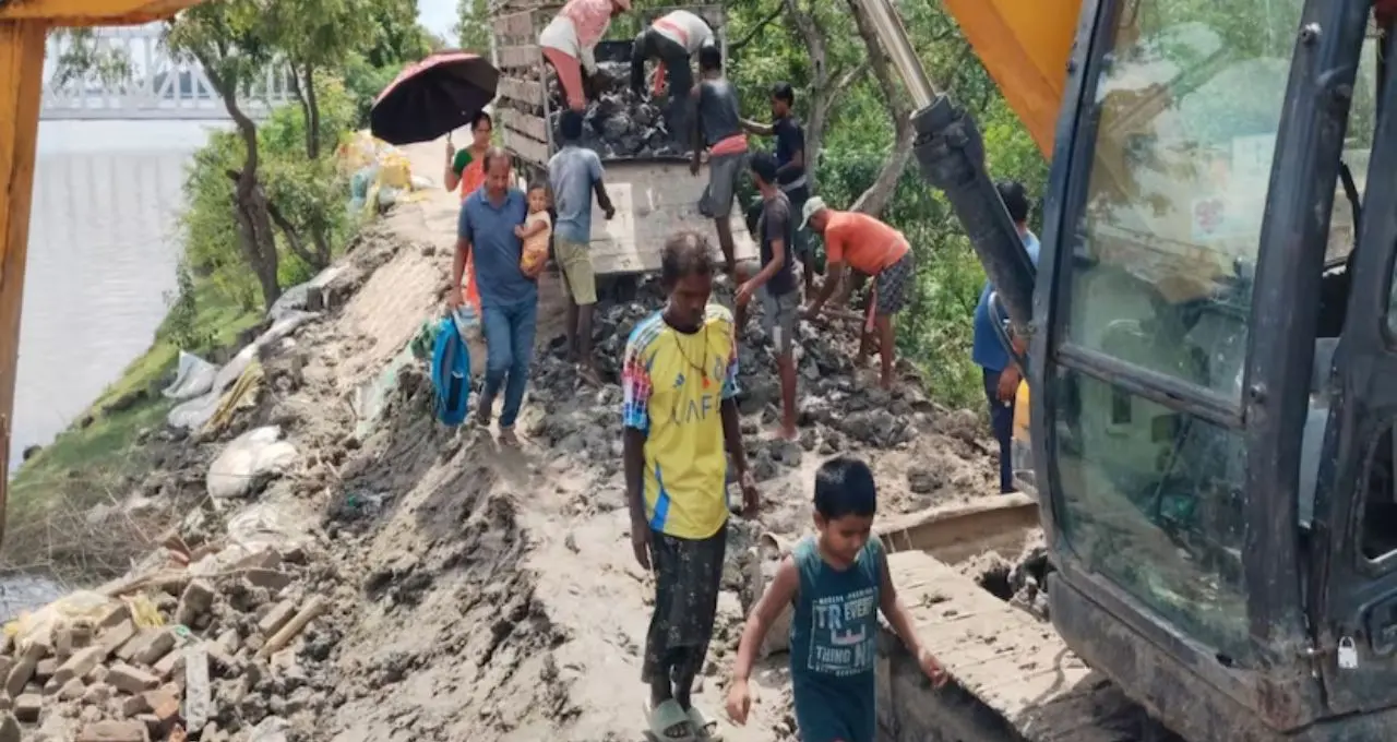 বর্ষার আগেই ভাঙন রুখতে তৎপর সেচ দফতর, হিঙ্গলগঞ্জের ক্ষতিগ্রস্ত নদীবাঁধে শুরু জরুরি মেরামতি, স্বস্তির নিশ্বাস এলাকাবাসীর

