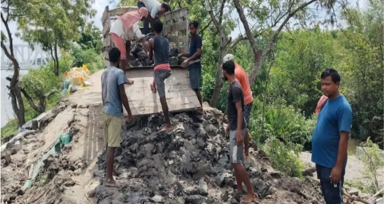 বর্ষার আগেই ভাঙন রুখতে তৎপর সেচ দফতর, হিঙ্গলগঞ্জের ক্ষতিগ্রস্ত নদীবাঁধে শুরু জরুরি মেরামতি, স্বস্তির নিশ্বাস এলাকাবাসীর
