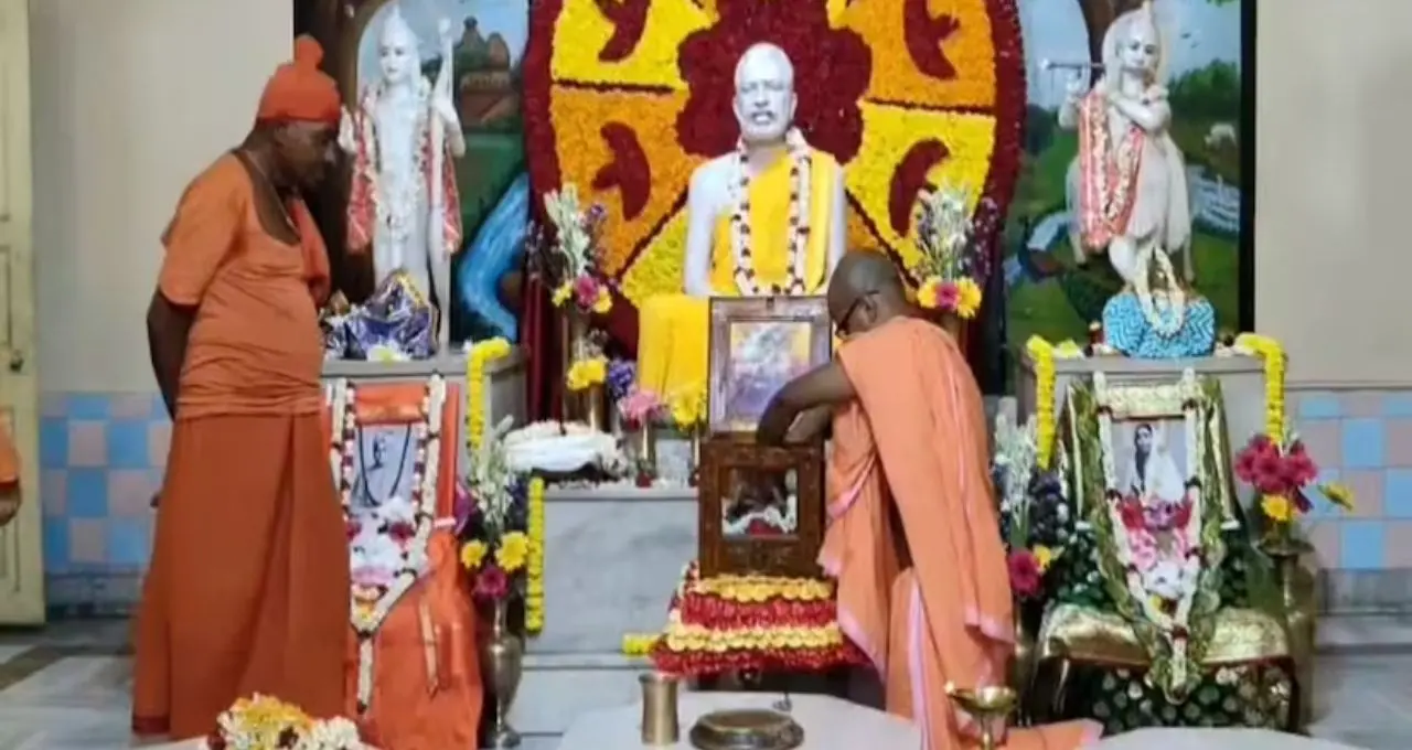 স্নানযাত্রার পুণ্য লগ্নে ব্যারাকপুরে রামকৃষ্ণ পরমহংসদেবের পবিত্র পাদুকা দর্শন, ভক্তদের ঢল রামকৃষ্ণ বিবেকানন্দ মিশনে
