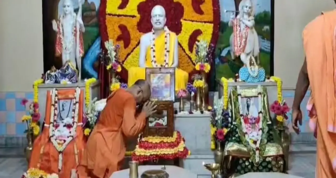স্নানযাত্রার পুণ্য লগ্নে ব্যারাকপুরে রামকৃষ্ণ পরমহংসদেবের পবিত্র পাদুকা দর্শন, ভক্তদের ঢল রামকৃষ্ণ বিবেকানন্দ মিশনে
