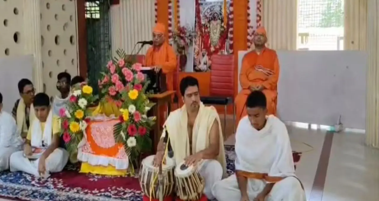 স্নানযাত্রার পুণ্য লগ্নে ব্যারাকপুরে রামকৃষ্ণ পরমহংসদেবের পবিত্র পাদুকা দর্শন, ভক্তদের ঢল রামকৃষ্ণ বিবেকানন্দ মিশনে

