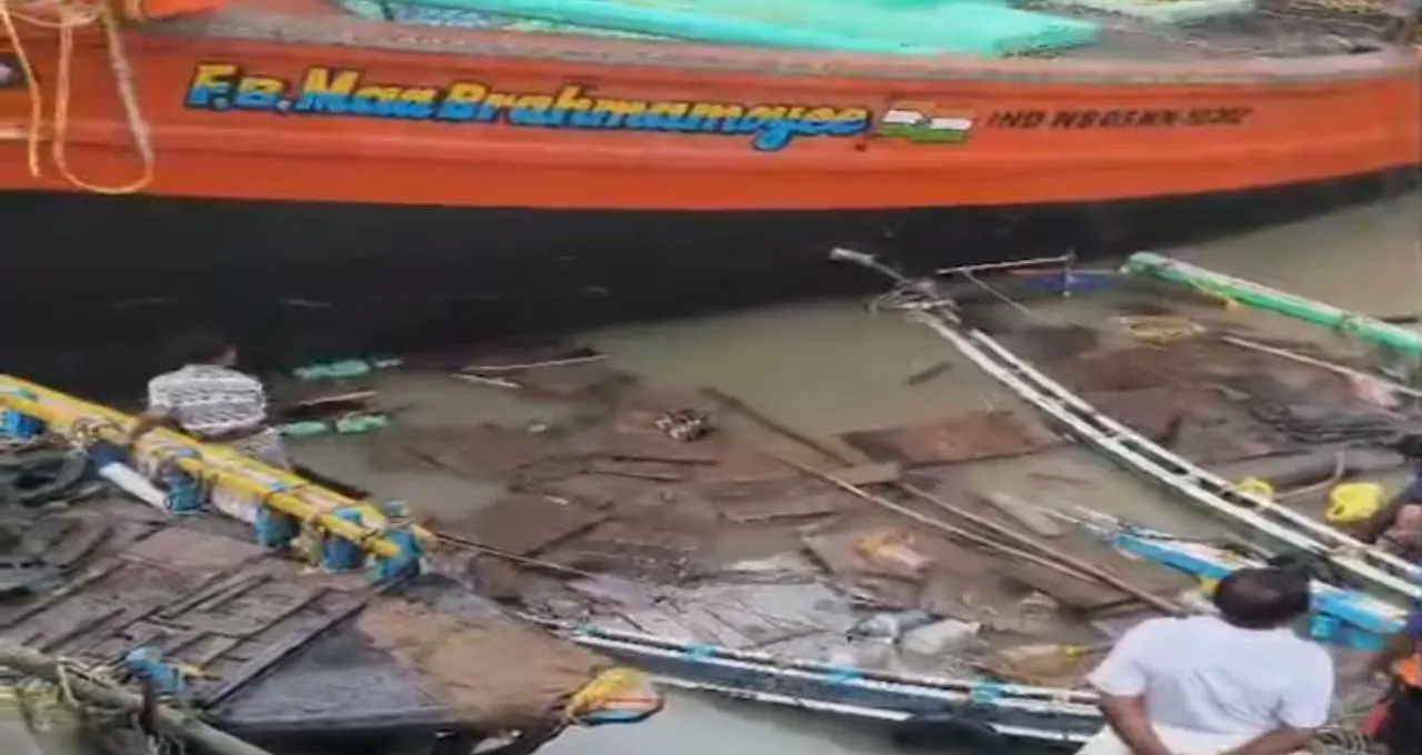 নামখানায় বড় দুর্ঘটনা! ট্রলারের ধাক্কায় ক্ষতিগ্রস্ত ৩ যাত্রীবাহী নৌকা, অল্পের জন্য এড়ানো গেল বড় বিপর্যয়
