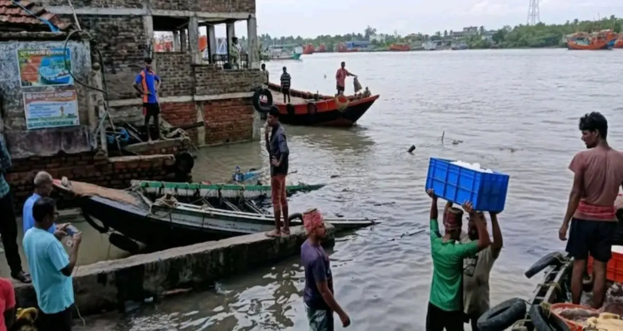 নামখানায় বড় দুর্ঘটনা! ট্রলারের ধাক্কায় ক্ষতিগ্রস্ত ৩ যাত্রীবাহী নৌকা, অল্পের জন্য এড়ানো গেল বড় বিপর্যয়
