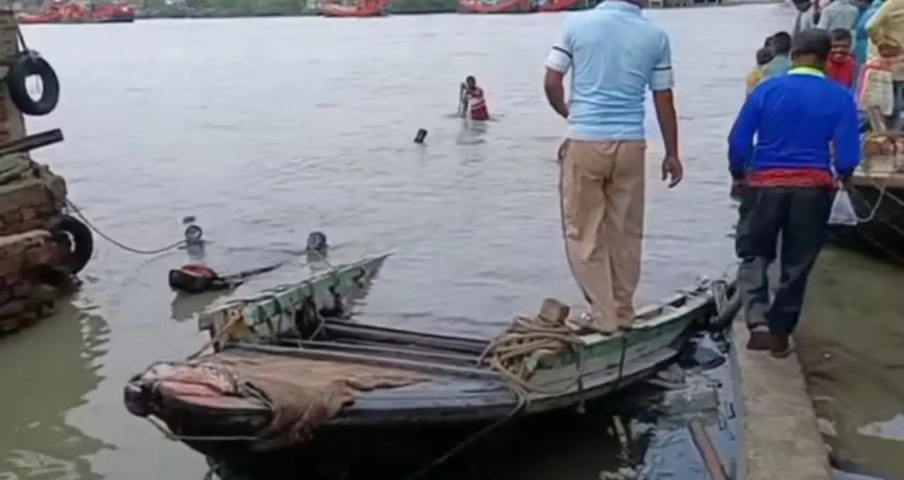 নামখানায় বড় দুর্ঘটনা! ট্রলারের ধাক্কায় ক্ষতিগ্রস্ত ৩ যাত্রীবাহী নৌকা, অল্পের জন্য এড়ানো গেল বড় বিপর্যয়

