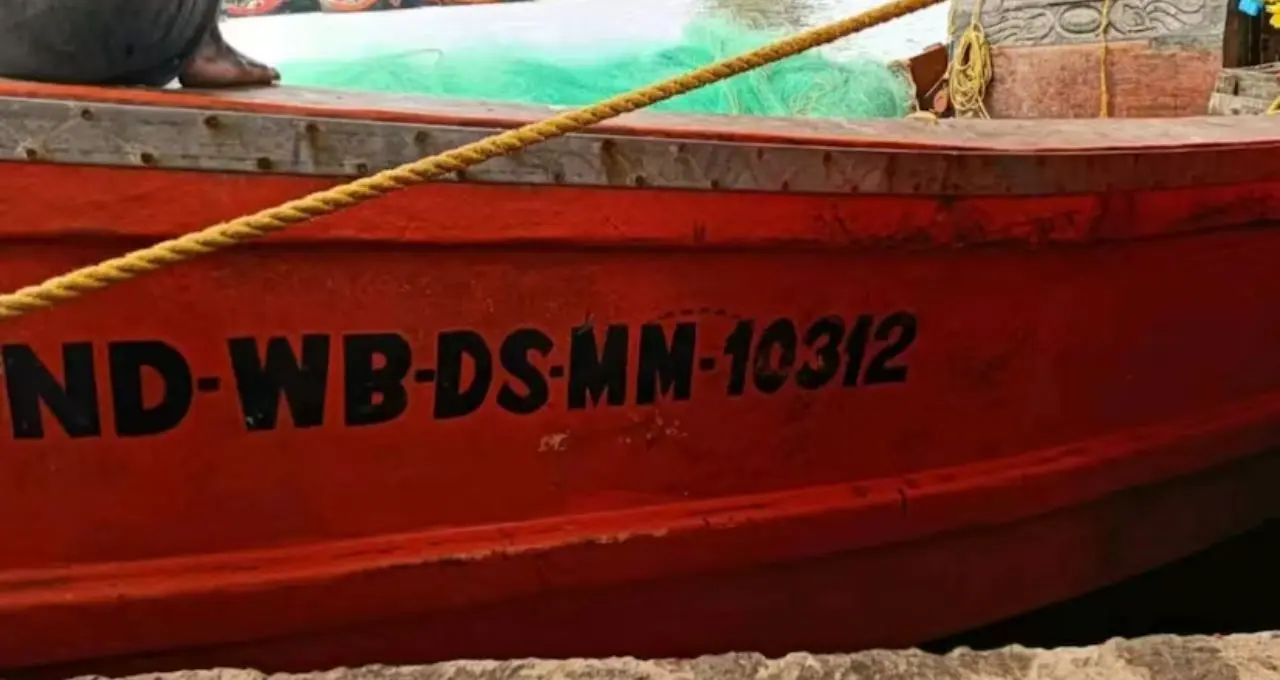 নামখানায় বড় দুর্ঘটনা! ট্রলারের ধাক্কায় ক্ষতিগ্রস্ত ৩ যাত্রীবাহী নৌকা, অল্পের জন্য এড়ানো গেল বড় বিপর্যয়
