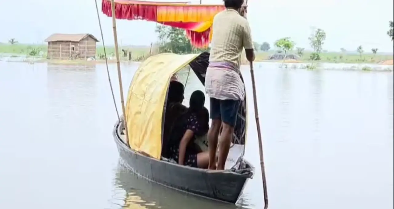 বর্ষার তিস্তায় সবুজের মায়া, সূর্যাস্তে নৌকাবিহারের হাতছানি! জলপাইগুড়িতে বিকেল নামলেই খুলে যায় প্রকৃতির অন্য রূপ
