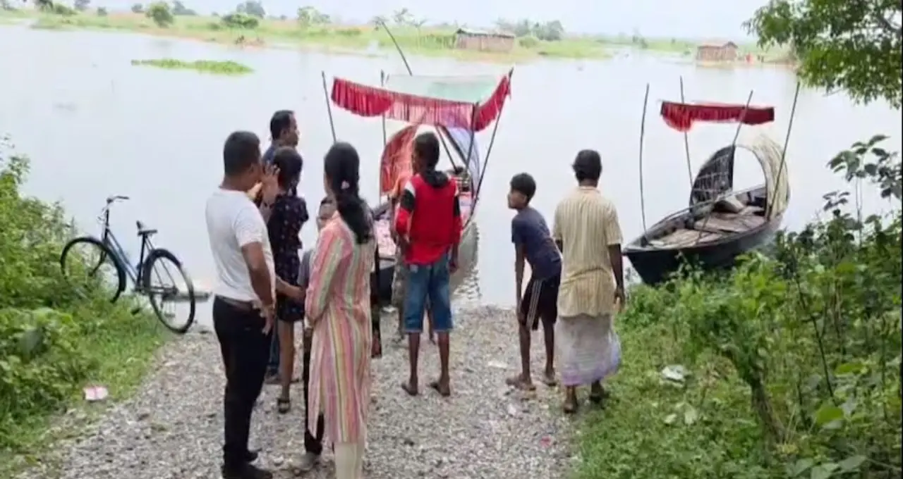 বর্ষার তিস্তায় সবুজের মায়া, সূর্যাস্তে নৌকাবিহারের হাতছানি! জলপাইগুড়িতে বিকেল নামলেই খুলে যায় প্রকৃতির অন্য রূপ
