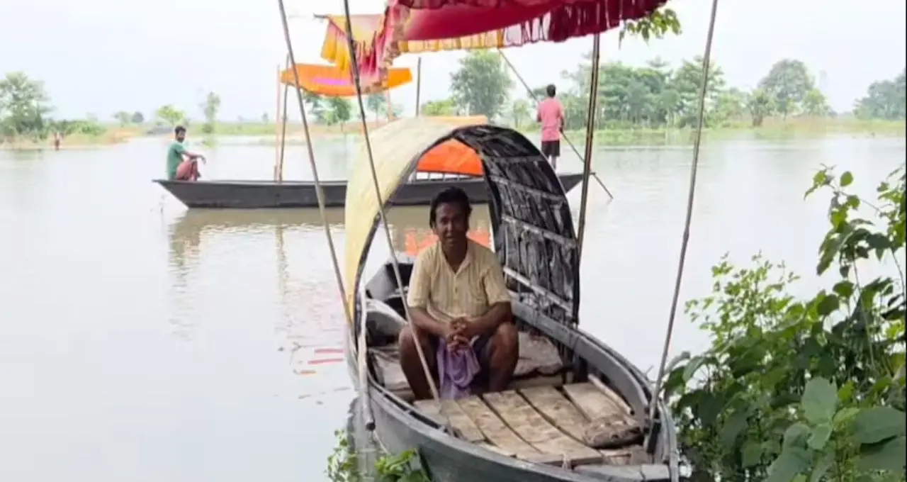 বর্ষার তিস্তায় সবুজের মায়া, সূর্যাস্তে নৌকাবিহারের হাতছানি! জলপাইগুড়িতে বিকেল নামলেই খুলে যায় প্রকৃতির অন্য রূপ
