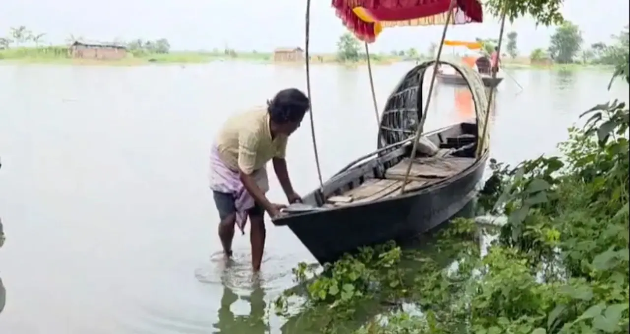 বর্ষার তিস্তায় সবুজের মায়া, সূর্যাস্তে নৌকাবিহারের হাতছানি! জলপাইগুড়িতে বিকেল নামলেই খুলে যায় প্রকৃতির অন্য রূপ

