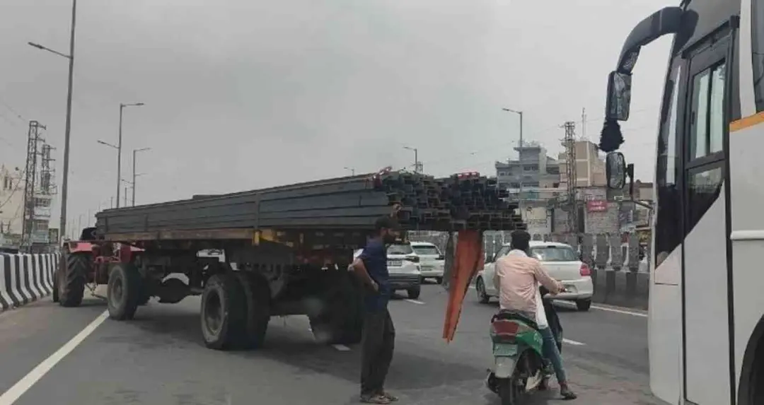 गुरुग्राम: सोहना एलिवेटेड रोड पर बीच सड़क खराब हुआ ट्रैक्टर, लोहे के गार्डर से लदा वाहन बना हादसे की वजह