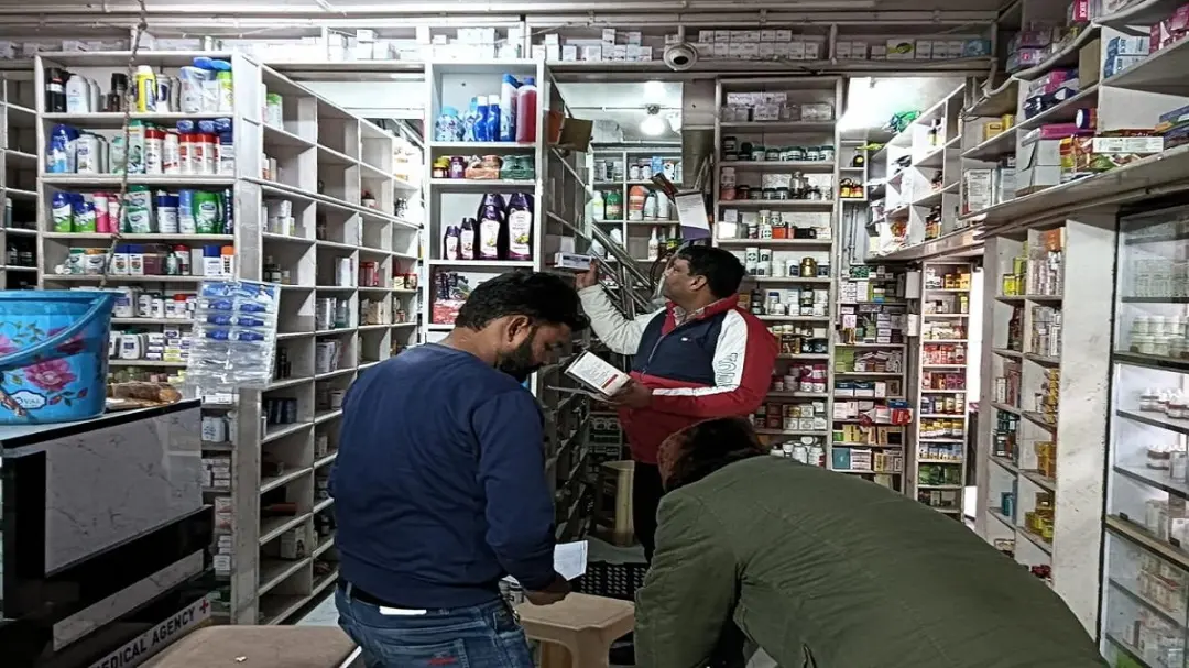 रद्द लाइसेंस और फर्जी बिल के सहारे बिक रहीं नकली दवाएं, अमीनाबाद के 5 कारोबारियों पर FIR