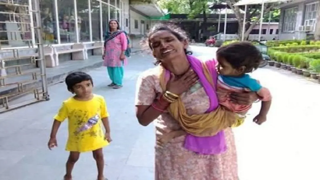 'मेरा बच्चा कहां है, उसे ले आओ': नोएडा में 6 साल के बेटे को खोने वाली मां का दर्द, भाई भी बार-बार फूट-फूटकर रोया