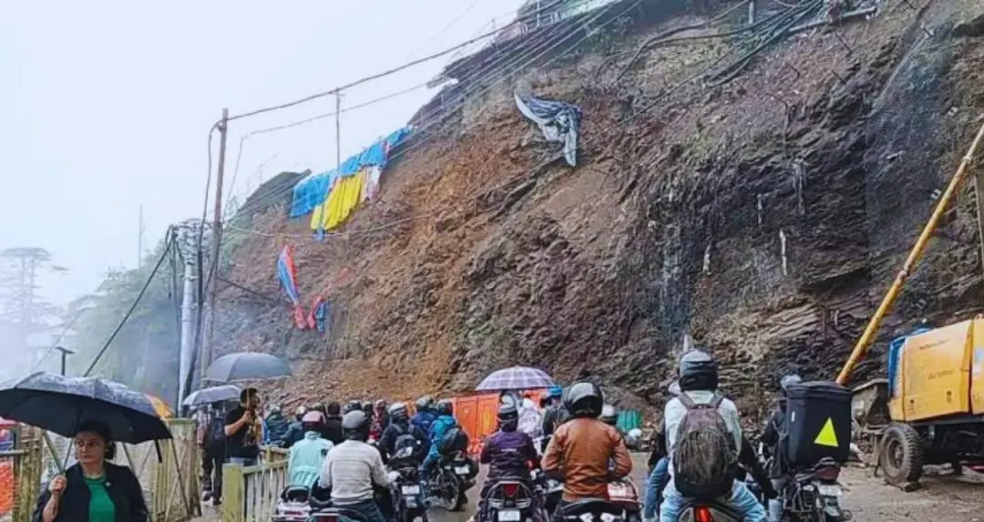 शिमला में लिफ्ट के पास भूस्खलन से थमा ट्रैफिक, मलबा गिरने के बाद सड़क पर वाहनों की आवाजाही बंद