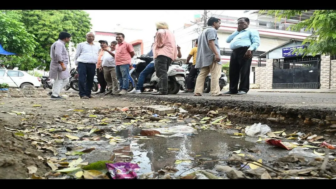 शिक्षा और आस्था का बड़ा केंद्र गंदगी और जलभराव की चपेट में VIP वार्ड-55 में MNNIT समेत कई प्रमुख संस्थान
