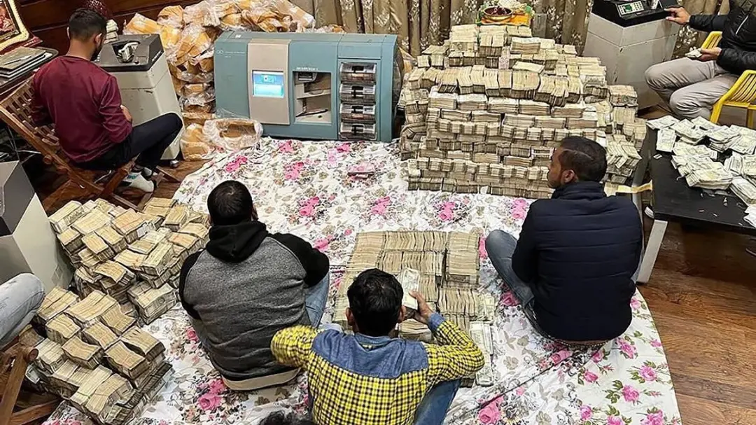 वाराणसी में जुआरियों के मददगार चौकी इंचार्ज, दरोगा और सिपाही निलंबित: पुलिस टीम ने 4 आरोपी पकड़े, नकदी व नोट गिनने की 3 मशीनें बरामद