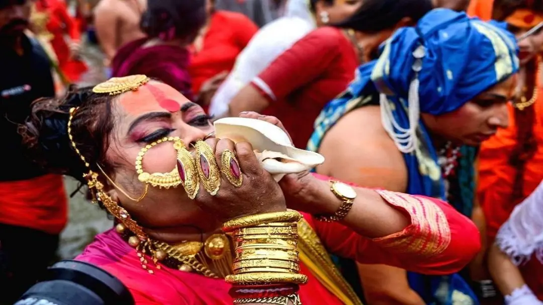 सनातनी किन्नर अखाड़ा ने निकाली गुरु वंदना यात्रा गुरु पूजा के बाद भजनों पर झूमे श्रद्धालु शंखनाद से गूंजा माहौल