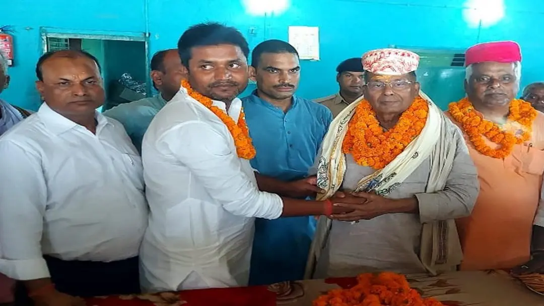 सहोदर भाई बने डिप्टी कलेक्टर, झंझारपुर पहुंचने पर ढोल-नगाड़ों से हुआ भव्य स्वागत