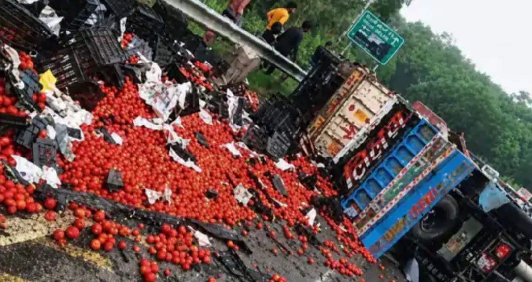 डूंगरपुर सड़क हादसा: टमाटर से भरी पिकअप ने मजदूरों के टेम्पो को मारी टक्कर, एक महिला की मौत