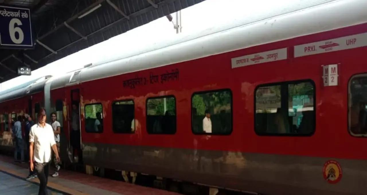 ট্রেনে কোন কোচ ও কোন আসন তুলনামূলক নিরাপদ? টিকিট বুকিংয়ের আগে জেনে নিন বিশেষজ্ঞদের মত
