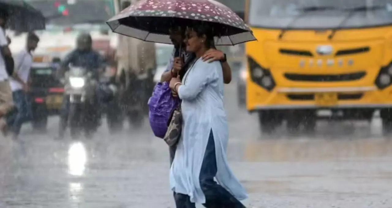 বঙ্গোপসাগরে শক্তি বাড়াচ্ছে নিম্নচাপ! দক্ষিণবঙ্গে ঝড়-বৃষ্টির জোড়া ধাক্কা, একাধিক জেলায় ভারী বর্ষণের সতর্কতা 
