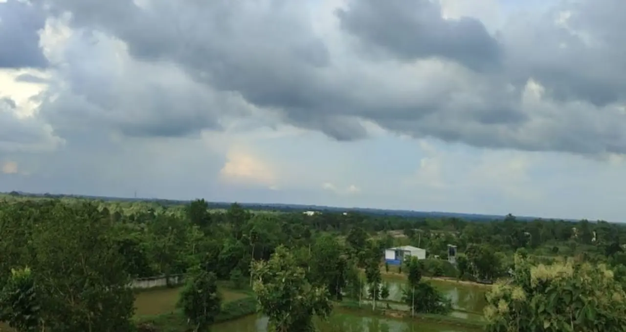 বঙ্গোপসাগরে নিম্নচাপের দাপট! শুক্রবার থেকেই ভিজবে বাংলা, কোন কোন জেলায় ভারী বৃষ্টির সতর্কতা?