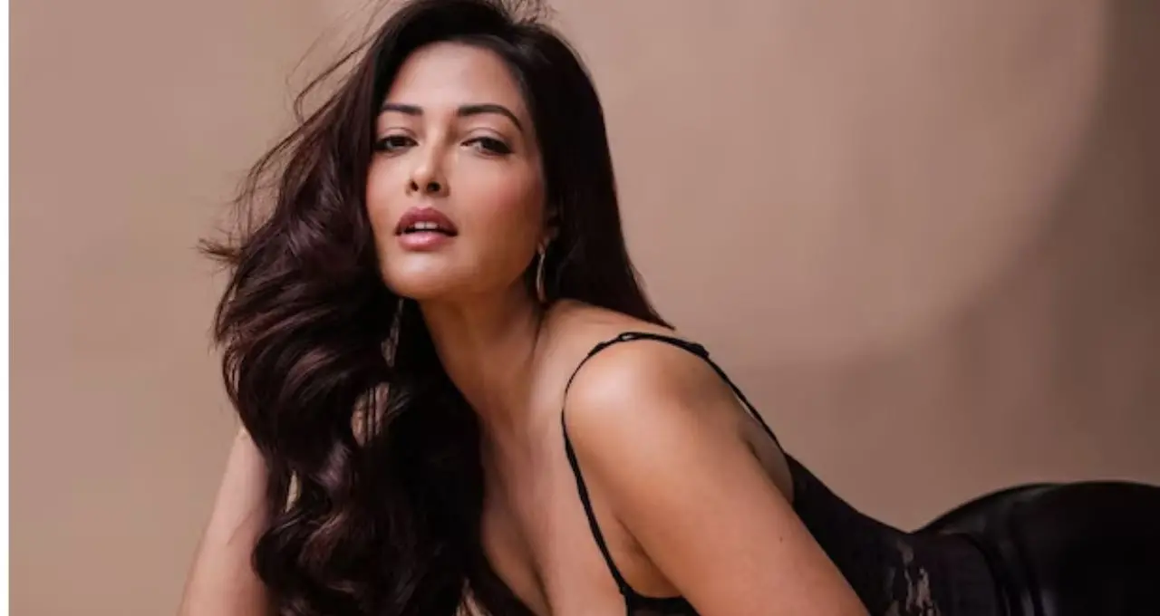 সুপারস্টার পরিবারের মেয়ে, রূপে মুগ্ধ হয়েছিলেন ক্রিকেটাররাও! এক বিতর্কই বদলে দিয়েছিল এই বাঙালি নায়িকার জীবন
