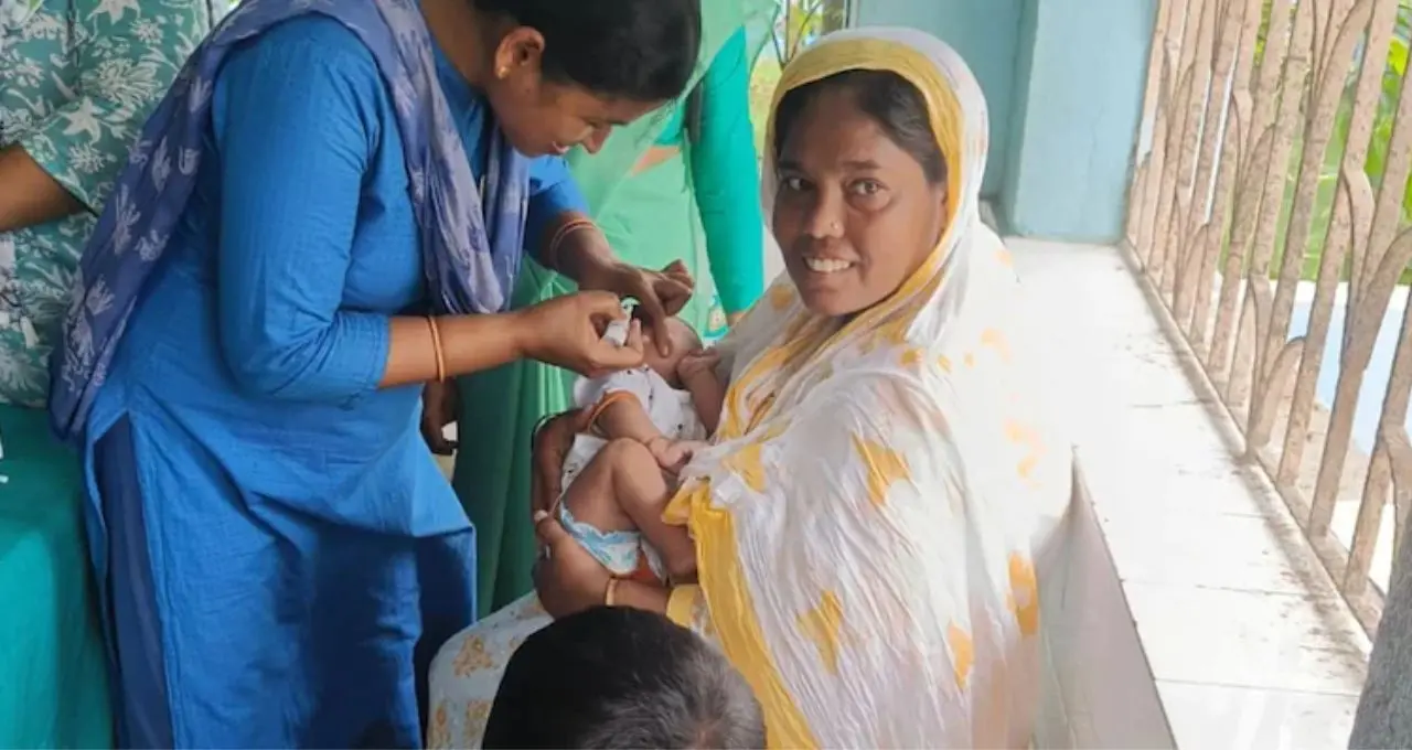 পোলিও টিকাকরণে রাজ্যে প্রথম বসিরহাট, সবচেয়ে পিছিয়ে কলকাতা! স্বাস্থ্য দফতরের পরিসংখ্যানেই স্পষ্ট চিত্র
