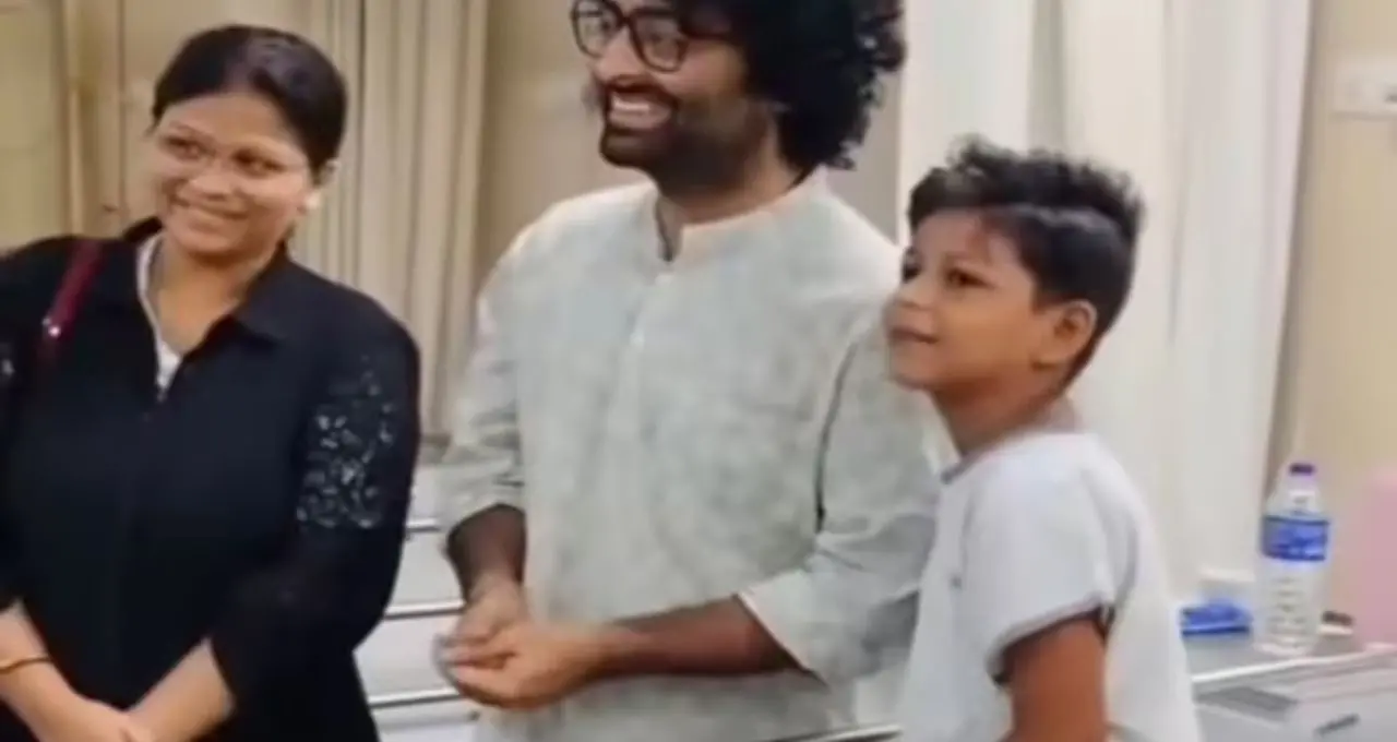 অসুস্থ খুদে ভক্তের পাশে অরিজিৎ সিং, জিয়াগঞ্জ থেকে কলকাতার হাসপাতালে পৌঁছে জয় করলেন সকলের মন

