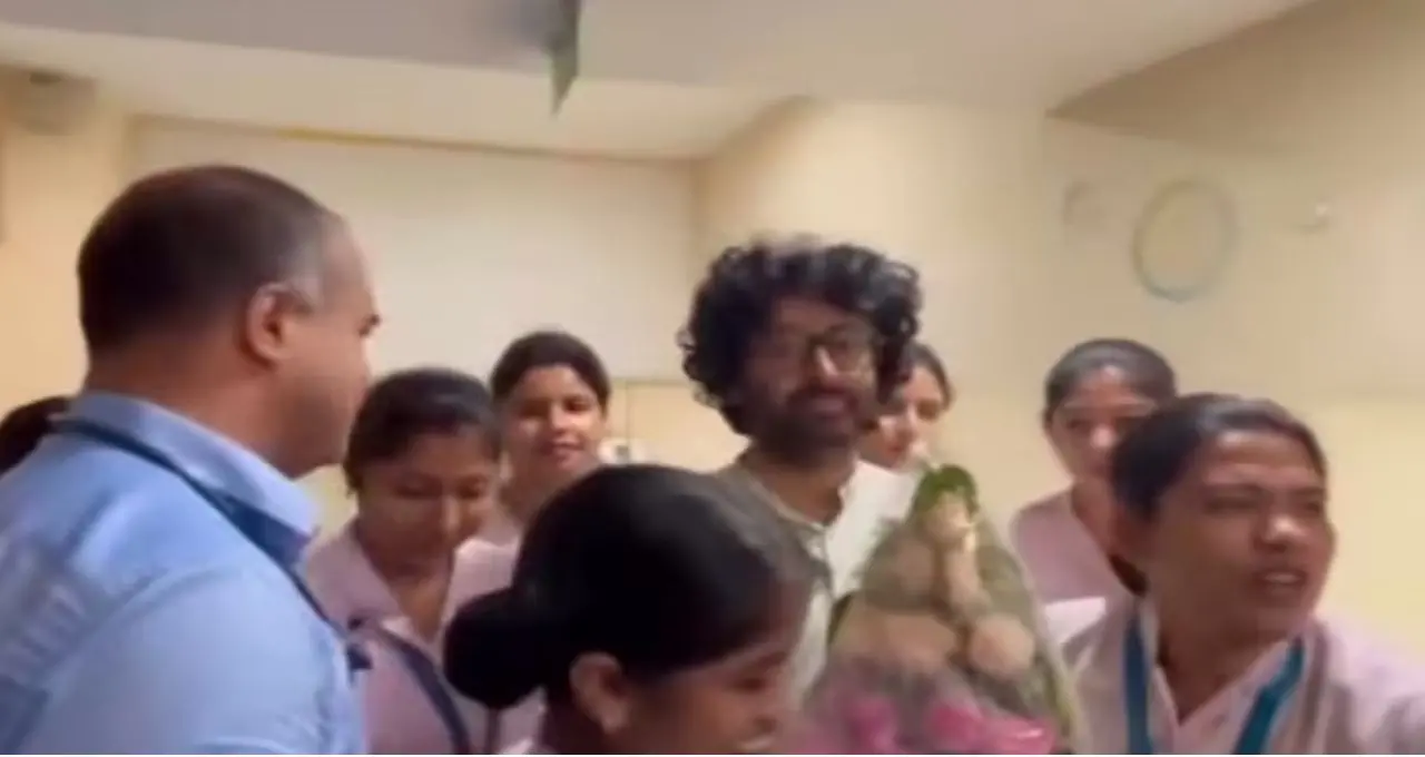 অসুস্থ খুদে ভক্তের পাশে অরিজিৎ সিং, জিয়াগঞ্জ থেকে কলকাতার হাসপাতালে পৌঁছে জয় করলেন সকলের মন
