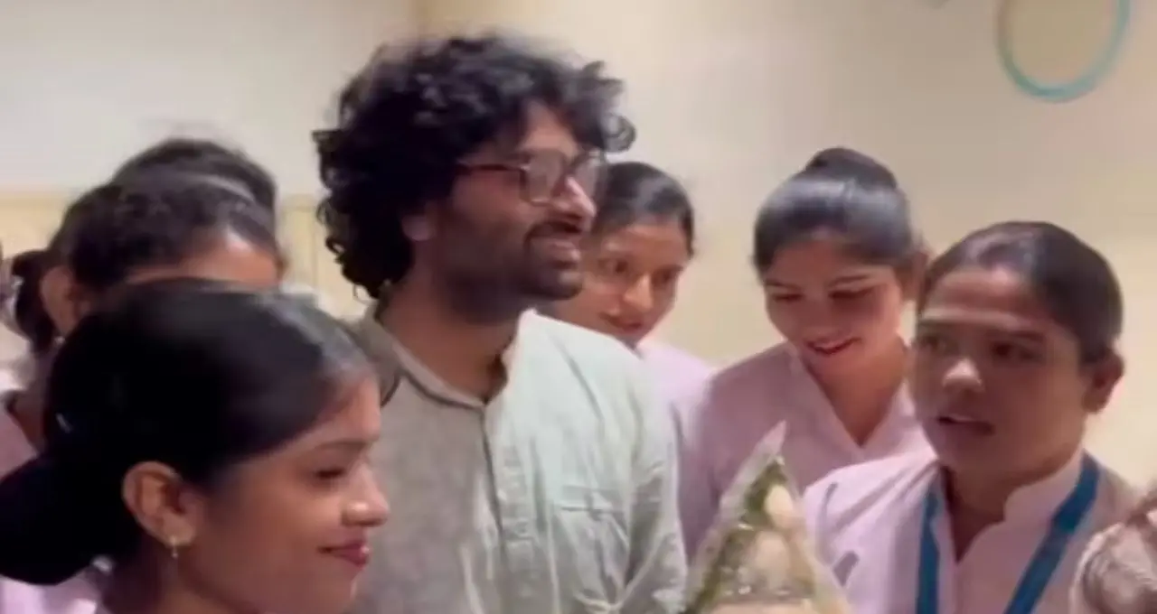 অসুস্থ খুদে ভক্তের পাশে অরিজিৎ সিং, জিয়াগঞ্জ থেকে কলকাতার হাসপাতালে পৌঁছে জয় করলেন সকলের মন
