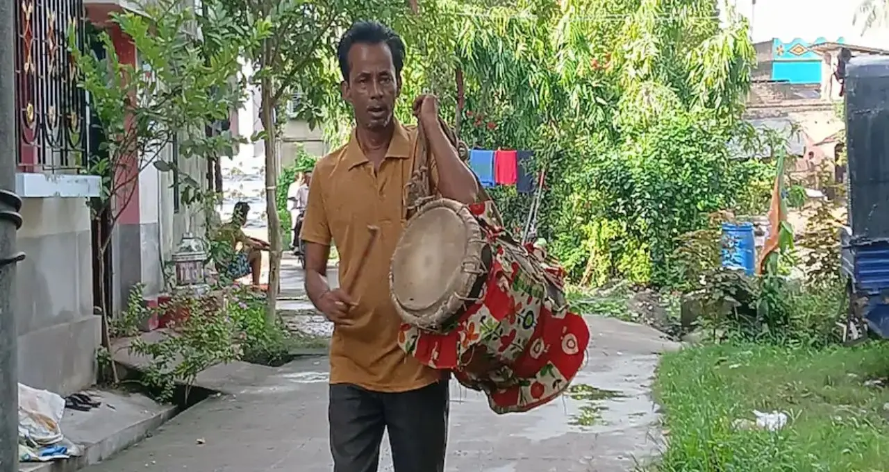 ফেসবুক-হোয়াটসঅ্যাপের যুগেও টিকে আছে শতাব্দীপ্রাচীন রীতি! হাওড়ার এই গ্রামে এখনও ঢেঁড়া পিটিয়েই পৌঁছয় জরুরি খবর
