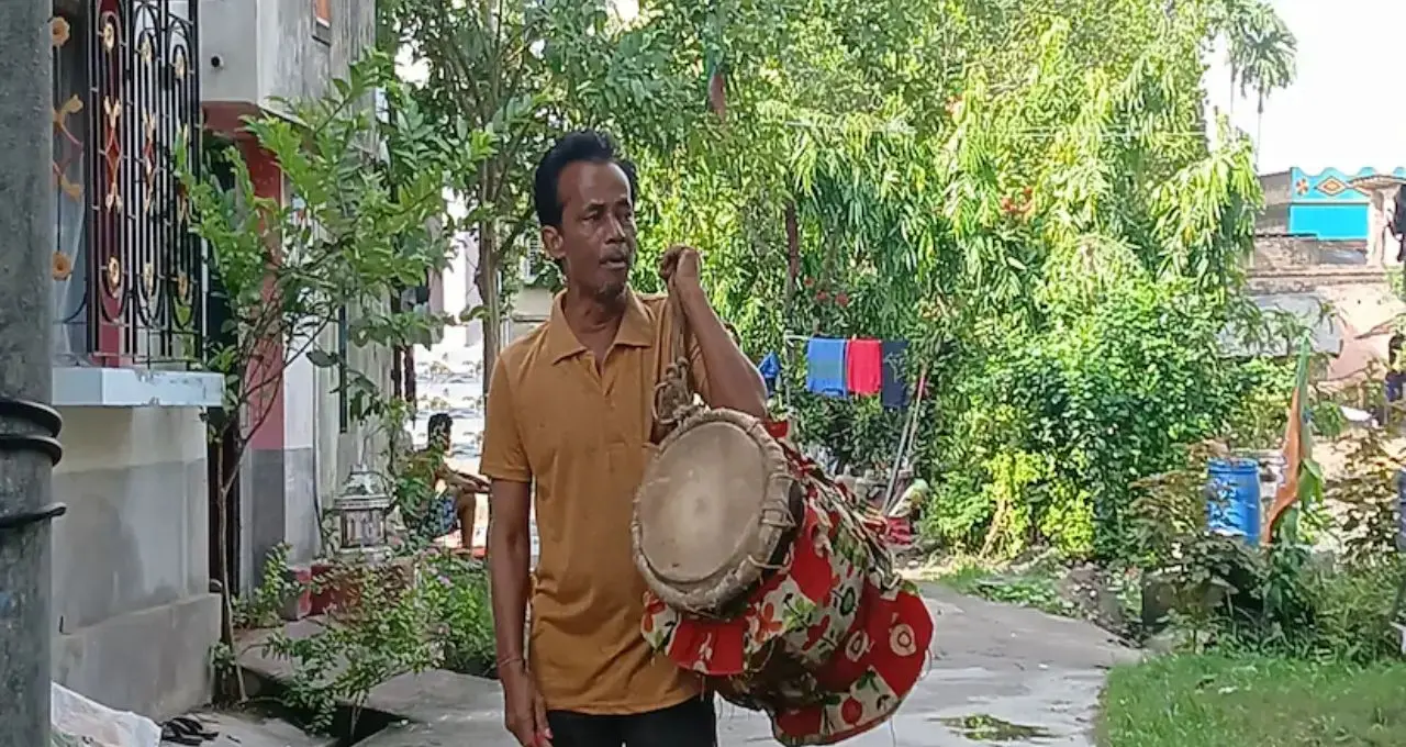 ফেসবুক-হোয়াটসঅ্যাপের যুগেও টিকে আছে শতাব্দীপ্রাচীন রীতি! হাওড়ার এই গ্রামে এখনও ঢেঁড়া পিটিয়েই পৌঁছয় জরুরি খবর
