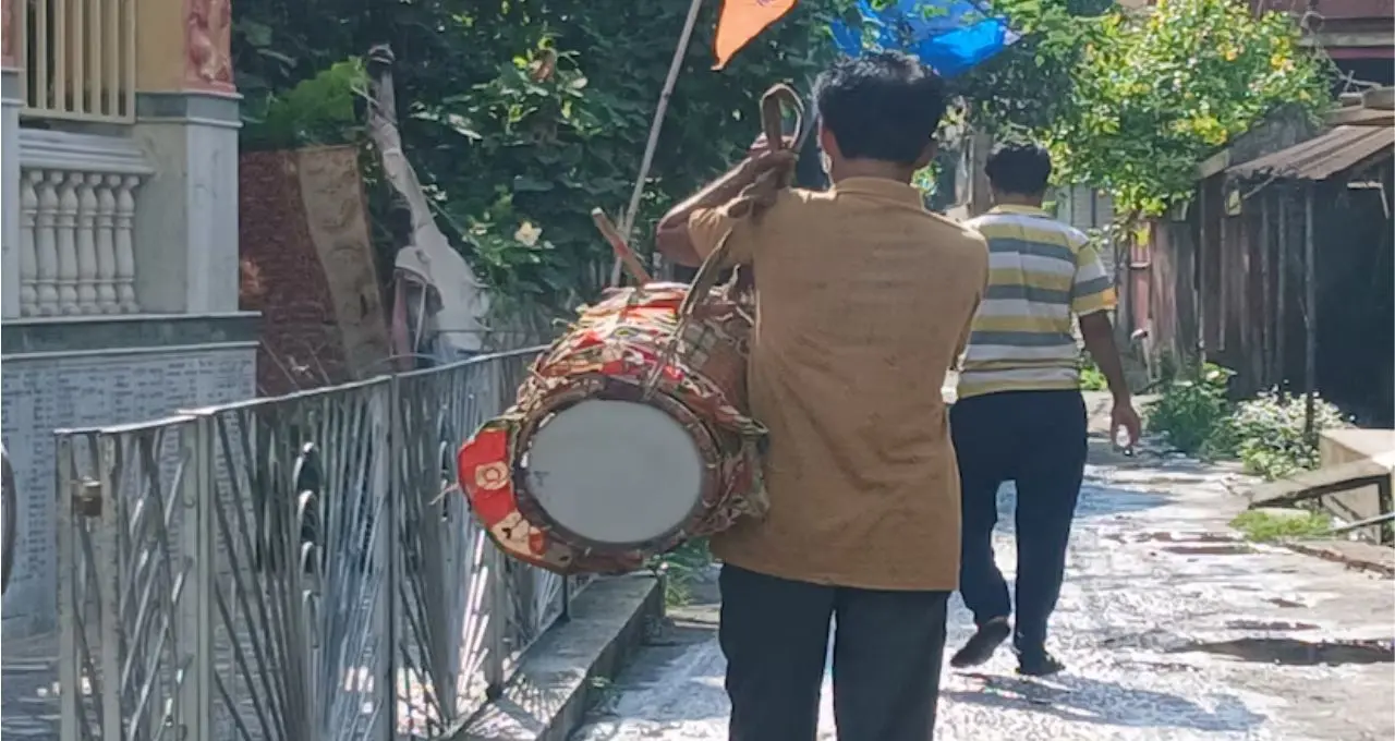ফেসবুক-হোয়াটসঅ্যাপের যুগেও টিকে আছে শতাব্দীপ্রাচীন রীতি! হাওড়ার এই গ্রামে এখনও ঢেঁড়া পিটিয়েই পৌঁছয় জরুরি খবর
