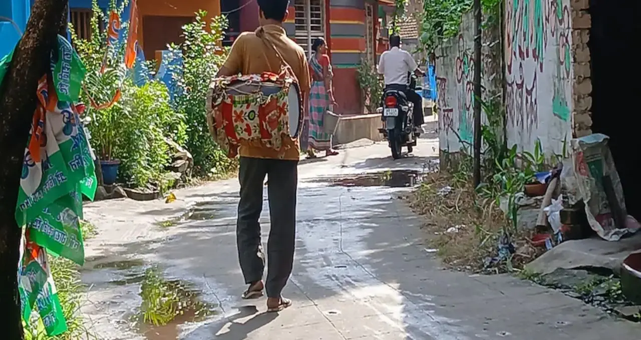 ফেসবুক-হোয়াটসঅ্যাপের যুগেও টিকে আছে শতাব্দীপ্রাচীন রীতি! হাওড়ার এই গ্রামে এখনও ঢেঁড়া পিটিয়েই পৌঁছয় জরুরি খবর
