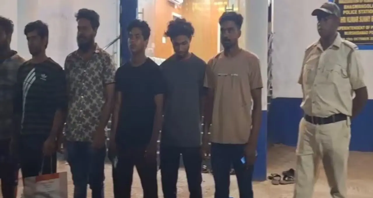 ভগবানগোলায় ৯, সাগরদিঘিতে আরও ১! জাল আধার-ভোটার কার্ডের অভিযোগে ১০ বাংলাদেশি নাগরিক পুলিশের জালে, পাঠানো হল হোল্ডিং ক্যাম্পে
