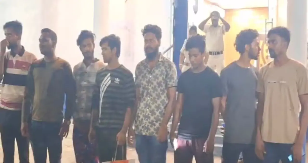 ভগবানগোলায় ৯, সাগরদিঘিতে আরও ১! জাল আধার-ভোটার কার্ডের অভিযোগে ১০ বাংলাদেশি নাগরিক পুলিশের জালে, পাঠানো হল হোল্ডিং ক্যাম্পে

