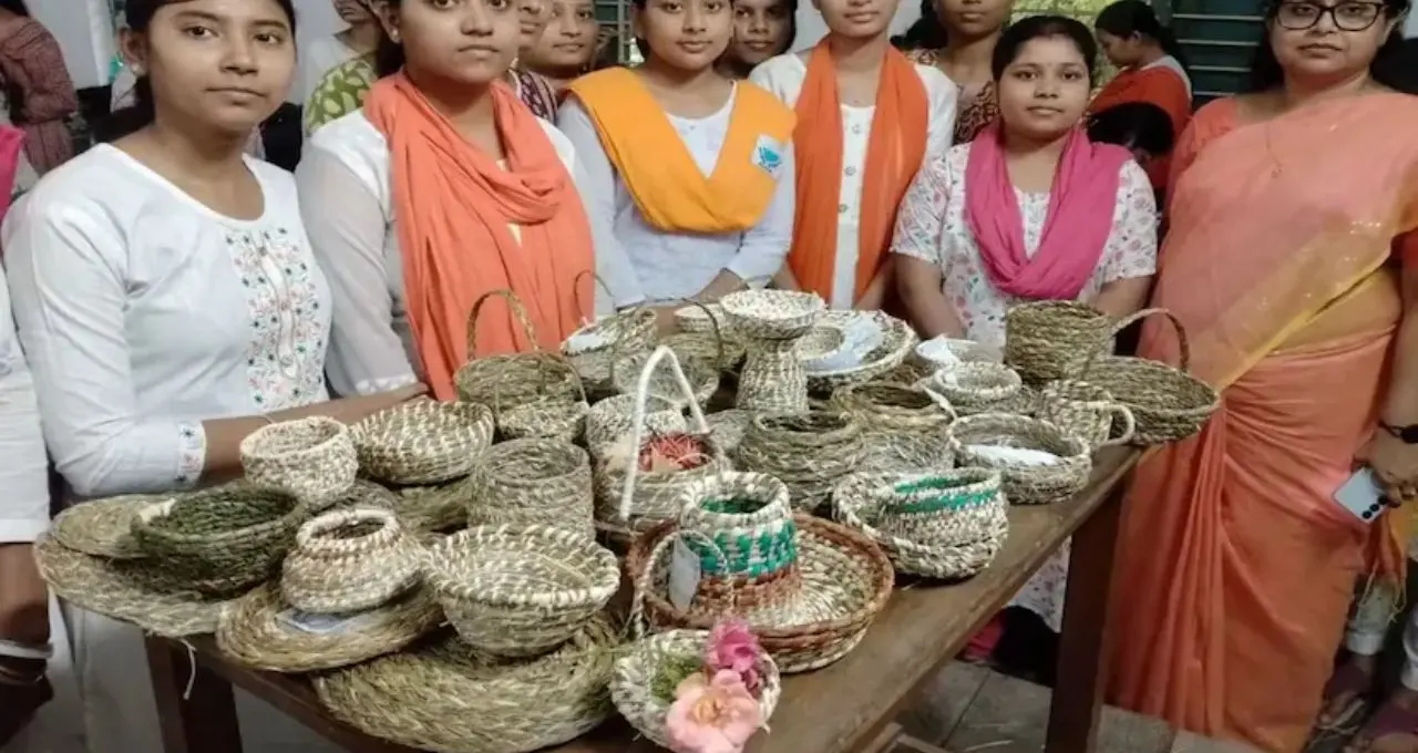 অযত্নে বেড়ে ওঠা সাবাই ঘাসেই আয়ের নতুন দিশা! মেদিনীপুরে কলেজ ছাত্রীদের স্বনির্ভরতার পাঠ, খুলছে ক্ষুদ্র ব্যবসার সম্ভাবনা
