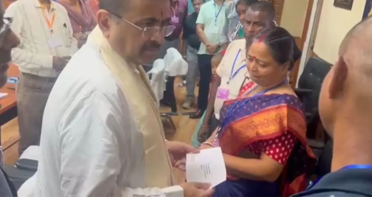 উল্লাডাবাড়ি বাস দুর্ঘটনার স্বজনহারাদের পাশে শুভেন্দু অধিকারী, আর্থিক সহায়তার পাশাপাশি শুনলেন পরিবারের বেদনার কথা
