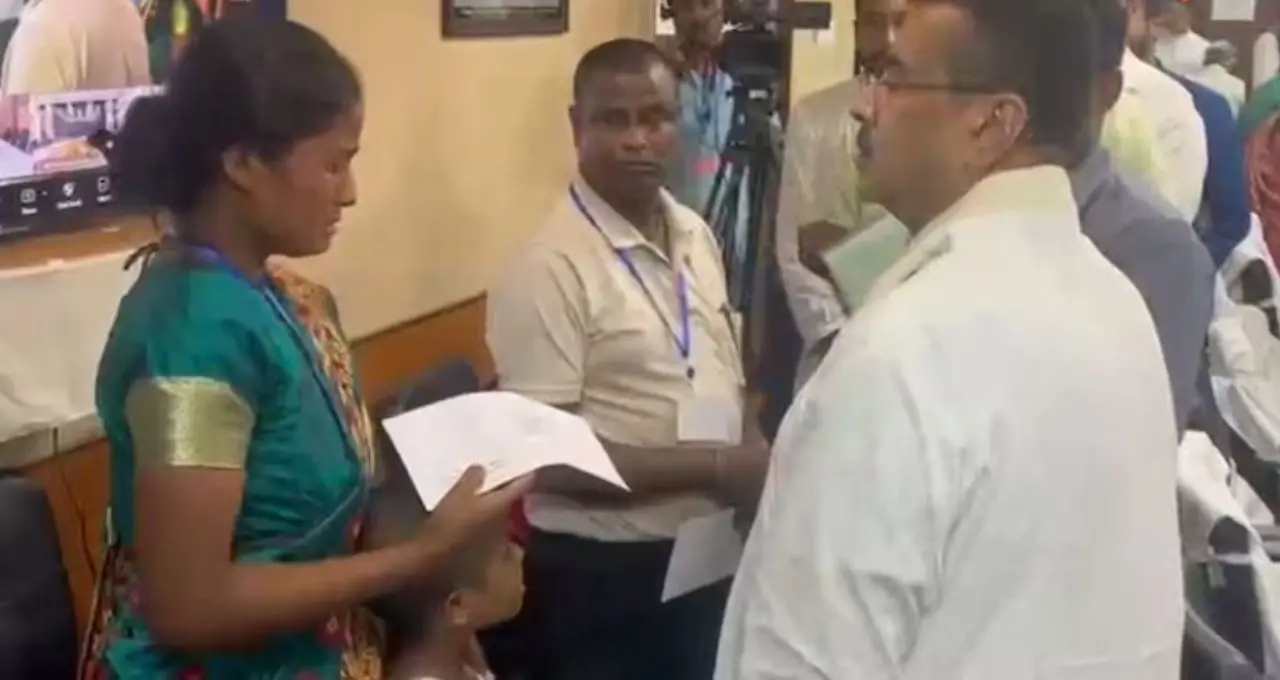 উল্লাডাবাড়ি বাস দুর্ঘটনার স্বজনহারাদের পাশে শুভেন্দু অধিকারী, আর্থিক সহায়তার পাশাপাশি শুনলেন পরিবারের বেদনার কথা
