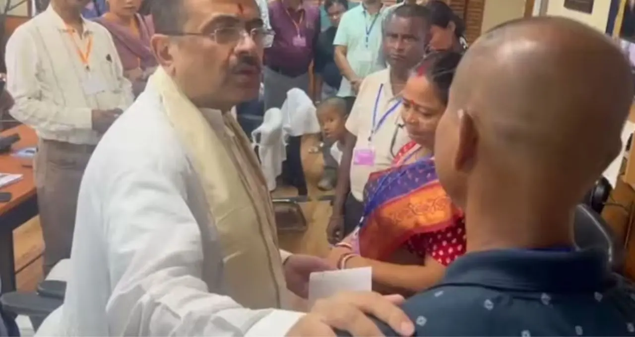 উল্লাডাবাড়ি বাস দুর্ঘটনার স্বজনহারাদের পাশে শুভেন্দু অধিকারী, আর্থিক সহায়তার পাশাপাশি শুনলেন পরিবারের বেদনার কথা
