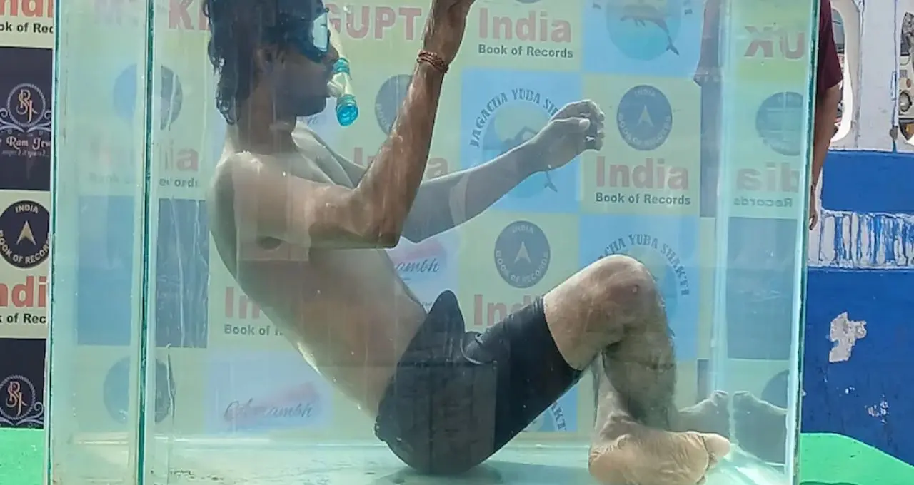 জলভর্তি অ্যাকরিয়ামে টানা ৩০ ঘণ্টার চ্যালেঞ্জ! বিশ্বরেকর্ডের লক্ষ্যে হাওড়ার মুকেশ, দেখতে ভিড় জনতার
