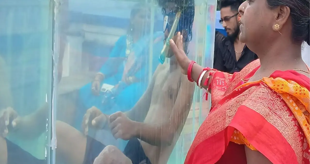 জলভর্তি অ্যাকরিয়ামে টানা ৩০ ঘণ্টার চ্যালেঞ্জ! বিশ্বরেকর্ডের লক্ষ্যে হাওড়ার মুকেশ, দেখতে ভিড় জনতার

