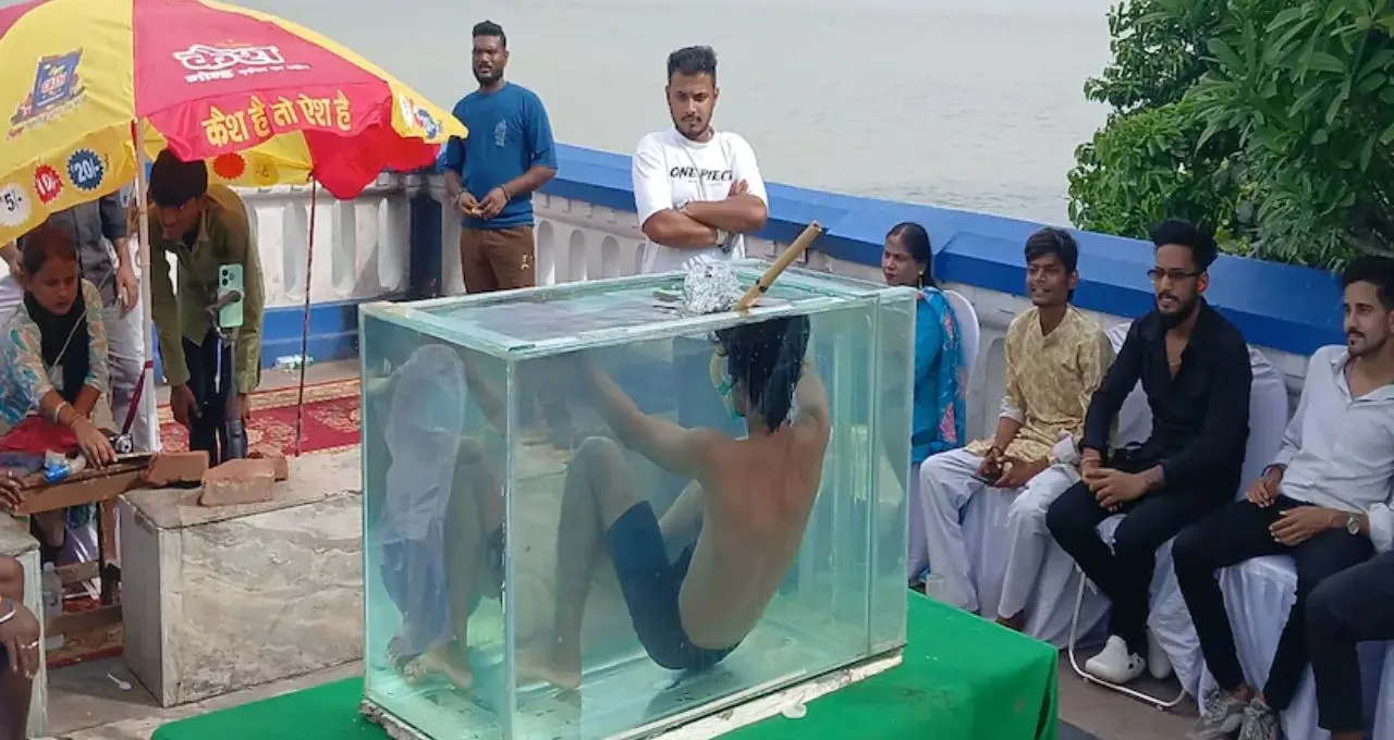 জলভর্তি অ্যাকরিয়ামে টানা ৩০ ঘণ্টার চ্যালেঞ্জ! বিশ্বরেকর্ডের লক্ষ্যে হাওড়ার মুকেশ, দেখতে ভিড় জনতার
