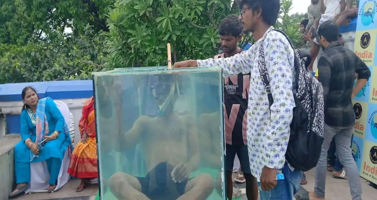জলভর্তি অ্যাকরিয়ামে টানা ৩০ ঘণ্টার চ্যালেঞ্জ! বিশ্বরেকর্ডের লক্ষ্যে হাওড়ার মুকেশ, দেখতে ভিড় জনতার

